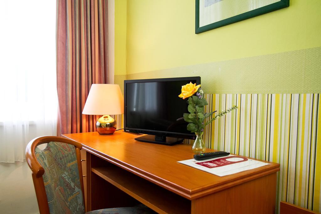 Hotel Neun 3/4 Целе Екстериор снимка
