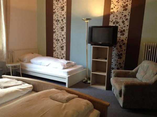 Hotel Neun 3/4 Целе Екстериор снимка