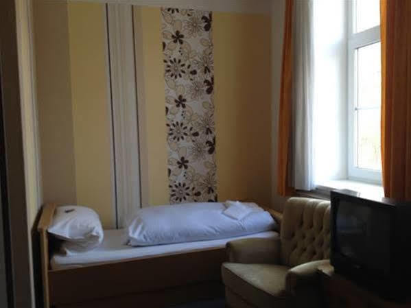 Hotel Neun 3/4 Целе Екстериор снимка